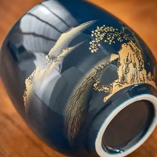 Tasse japonaise en céramique bleu 180 ml – style traditionnel avec motif doré pagode et cerisier – Image 2